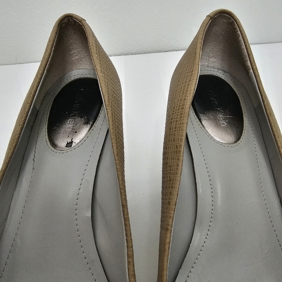 Calvin Klein Selene Neutral Tan Pumps Textured Leather Slip On Shoes Size 8.5 - Picture 11 of 11